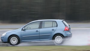 Jak najskuteczniej zahamować? Hamulec  z całej siły "w podłogę"?