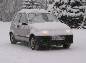 Jazda nieodśnieżonym autem i inne zimowe wykroczenia. Co za nie grozi?