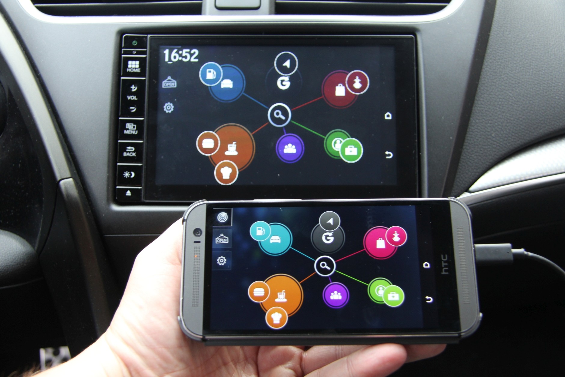 Honda Civic Connect. Bez większych problemów uruchomiliśmy na postoju aplikację VW do wyszukiwania miejsc POI.