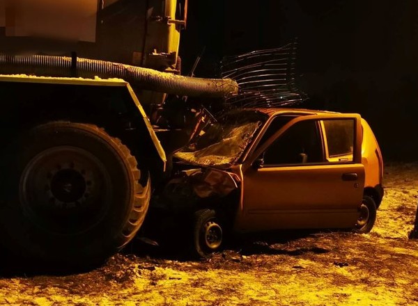Fiatem Seicento w beczkowóz. Kierowca małym autem zniszczył wielki pojazd