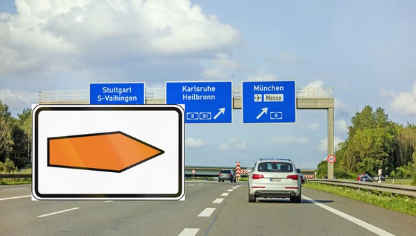 Tajemnicza pomarańczowa strzałka na niemieckich autostradach. Wiesz, co oznacza?