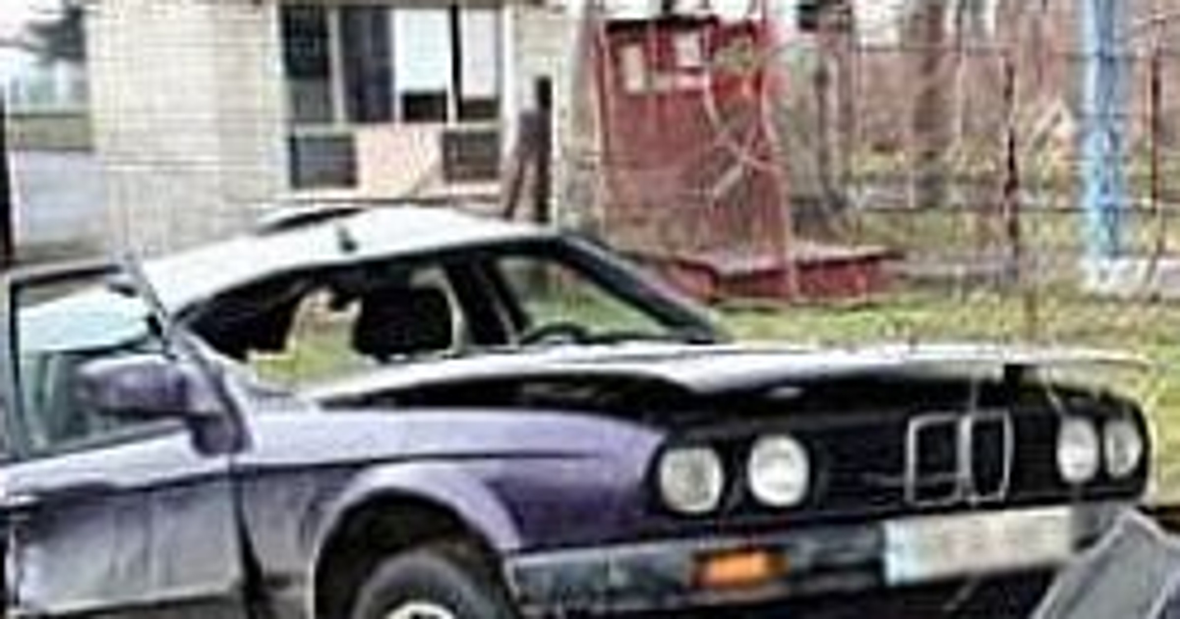 Policja:  BMW rozpadło się na dwie części...
