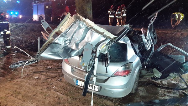 Uderzyli w drzewo, trzech z czterech nastolatków nie żyje. Okropny wypadek na Podlasiu