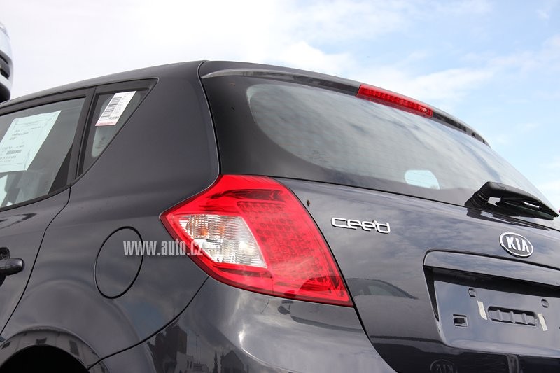 Zdjęcia szpiegowskie: zmodernizowana Kia Ceed Sporty Wagon (fotogaleria)
