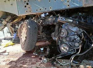 Z jego samochodu praktycznie nic nie zostało. Policja mówi o cudzie [ZDJĘCIA]