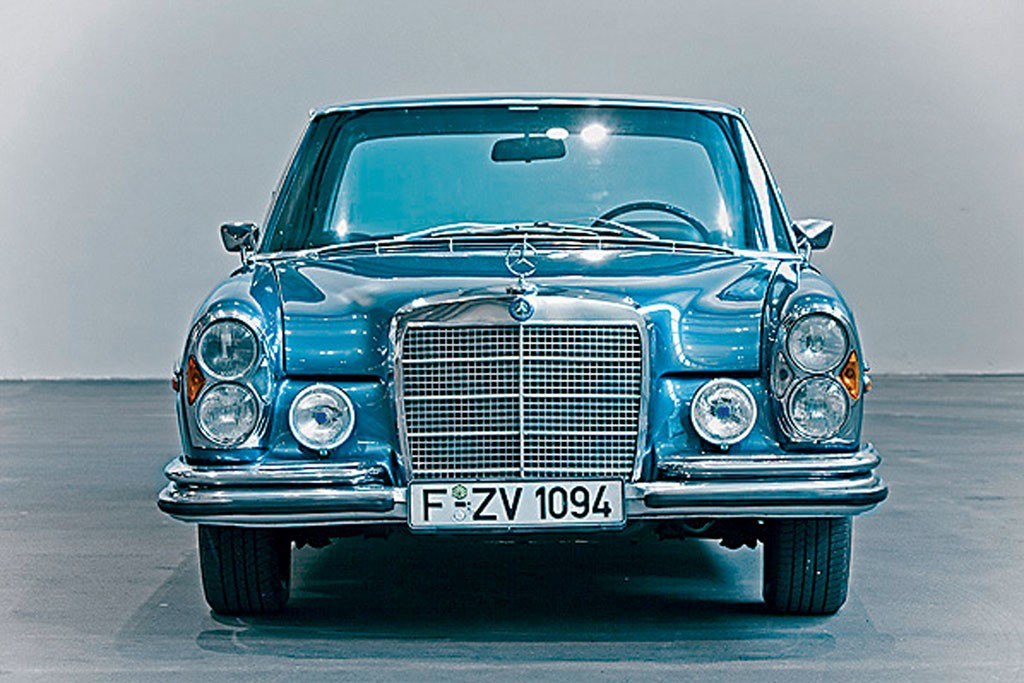 W latach 60. XX wieku Niemcy mieli się coraz lepiej, zniknęły ślady wojennej klęski. To czas na dobrobyt i tym samym na Mercedesa 280 SE za 21 500 marek