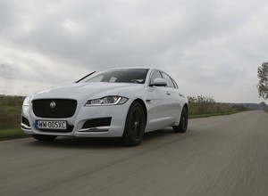 Jaguar XF 25t - prowadzenie ponad komfort