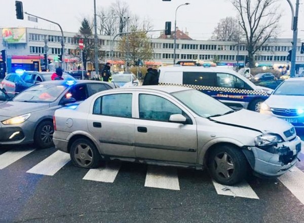 Pościg ulicami Warszawy; policjanci użyli broni