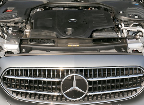 W ciągu dwóch lat wynieśli z fabryki Mercedesa setki silników i skrzyń biegów