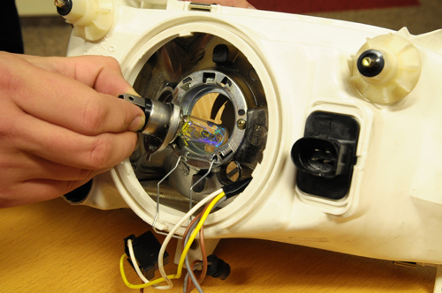 Wymiana żarówek jest coraz trudniejsza