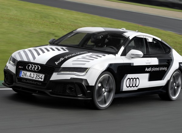 Samochód który sam jeździ - Audi RS 7 piloted driving concept na torze wyścigowym