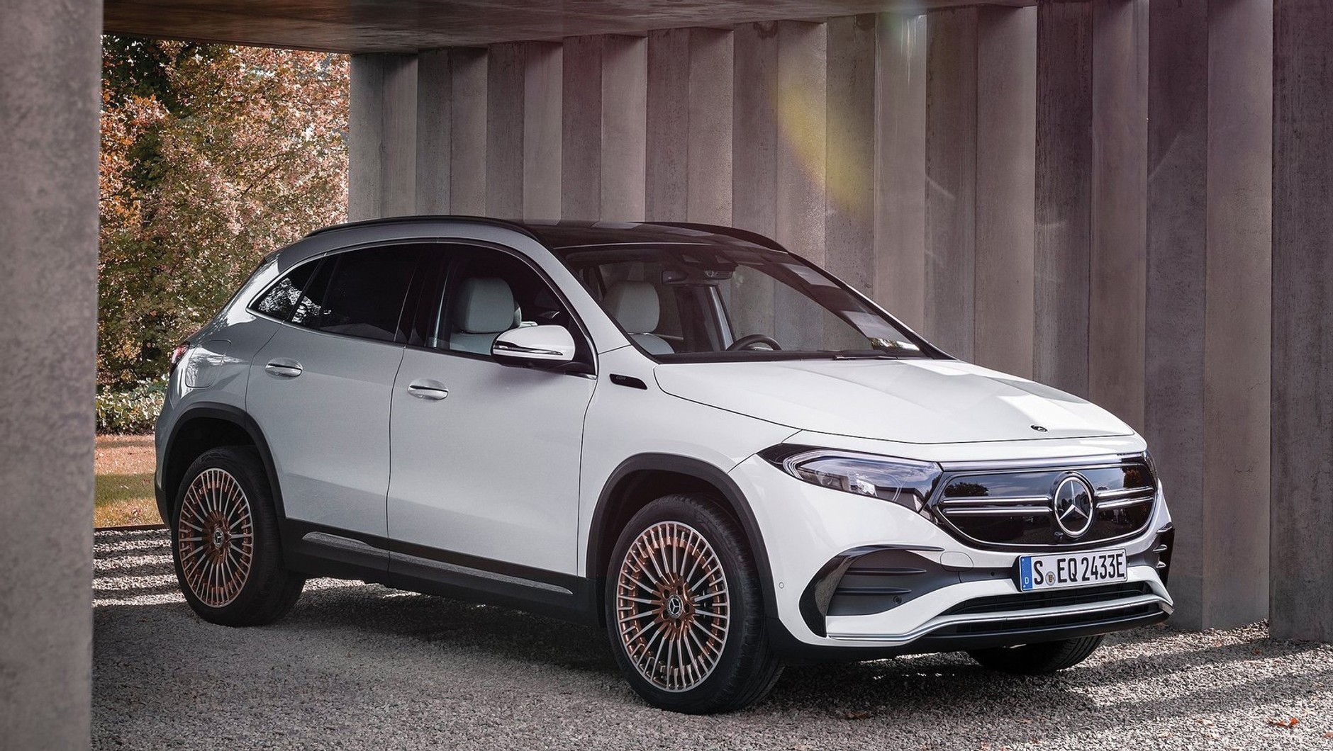 Mercedes EQA SUV: najmniejszy elektryk w palecie występuje,tak jak EQB, jako 250 (190 KM), 300 4Matic (228 KM)i 350 4Matic (292 KM). Ceny od 223 500 zł
