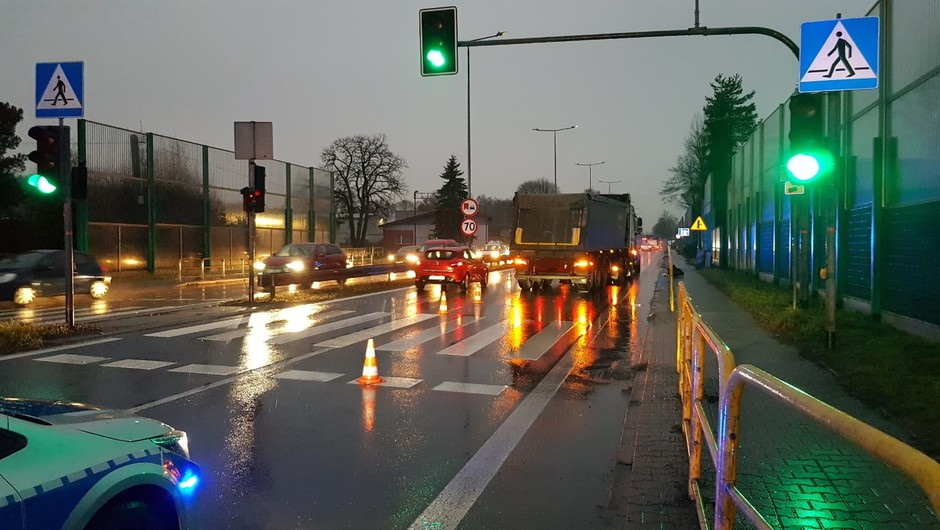 Wypadek na DK 81: ciężarówka potrąciła pieszego