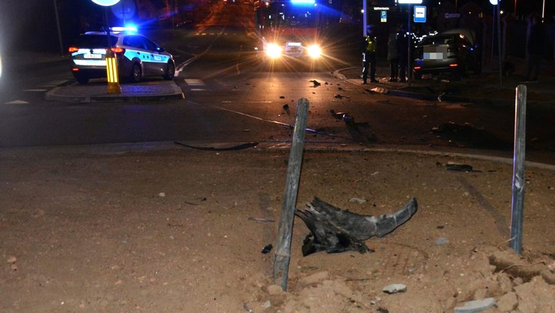 Samochód zatrzymał się dopiero na betonowym koszu