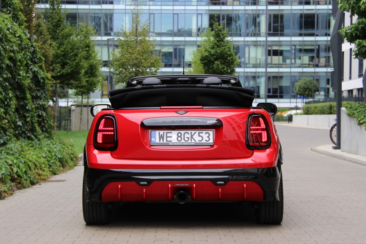 MINI John Cooper Works Cabrio ma coś z gokarta. To świetny czasoumilacz