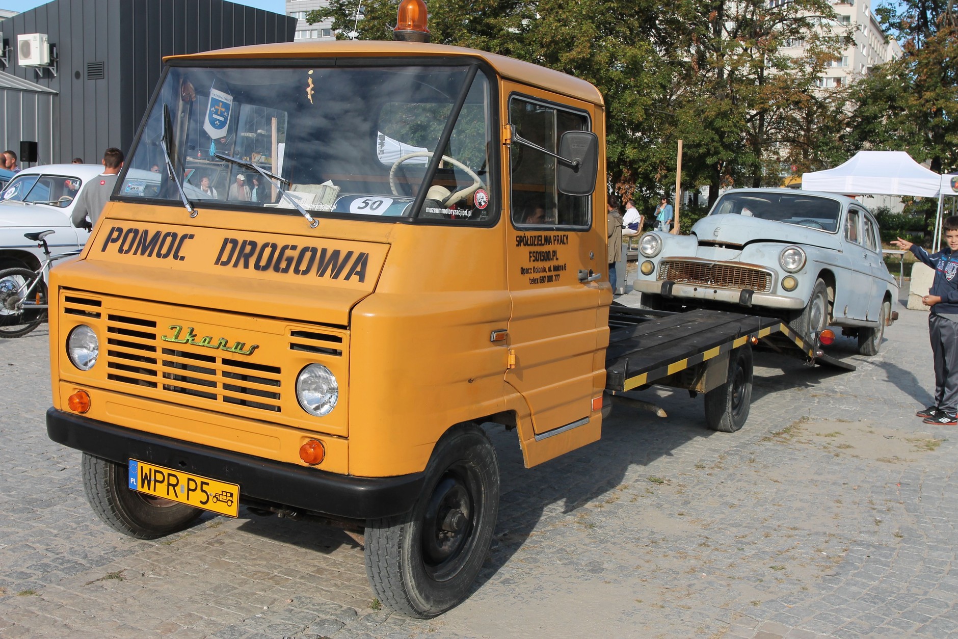 Zlot samochodów Warszawa i Syrena na Placu Defilad w Warszawie