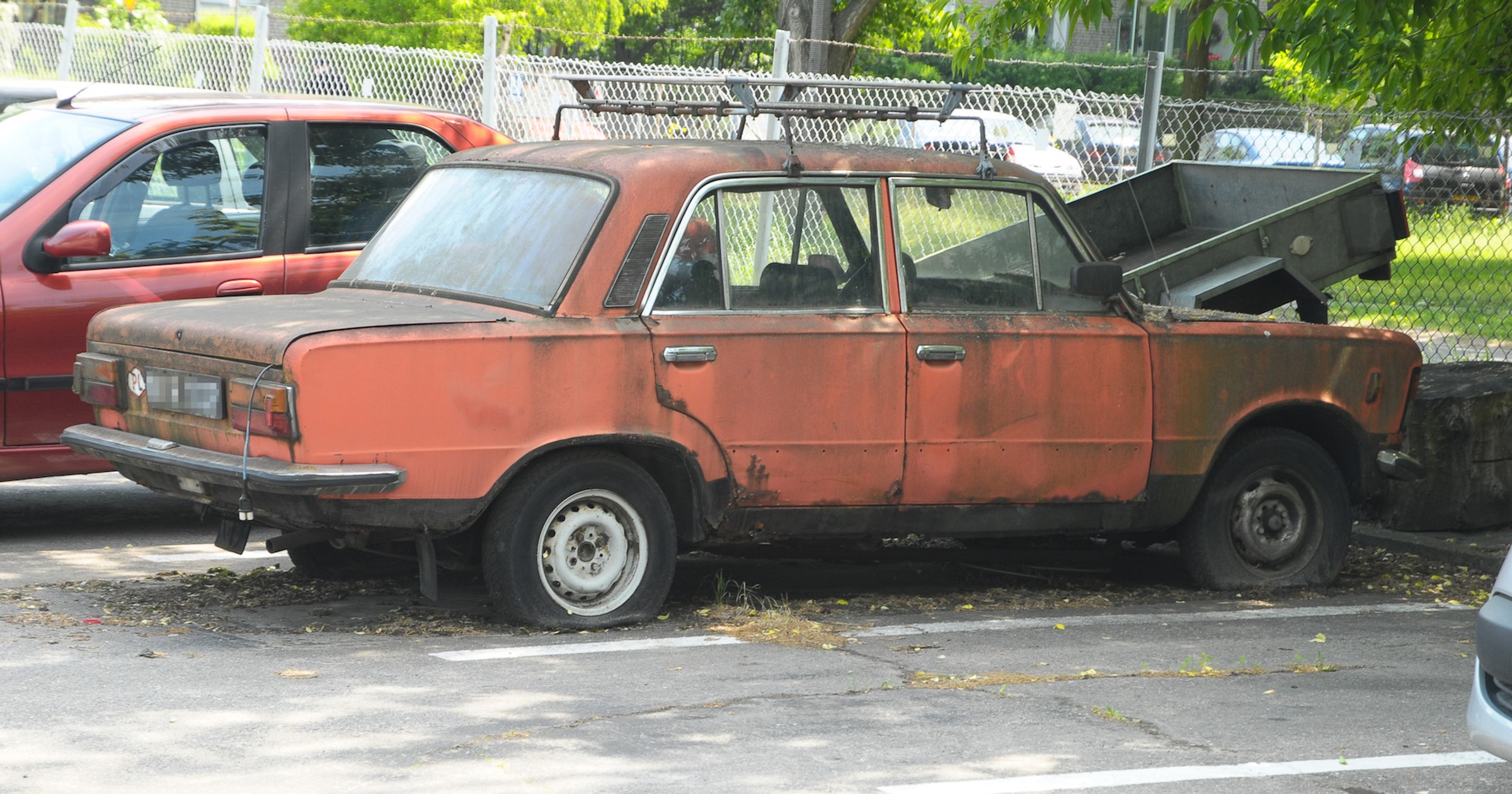 Wrak na parkingu