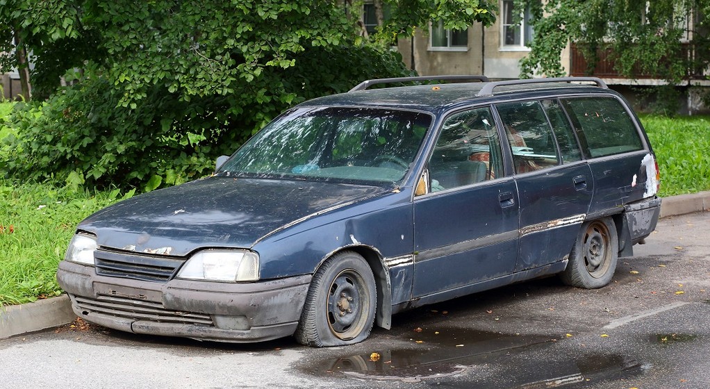 Porzucony Opel Omega A Kombi