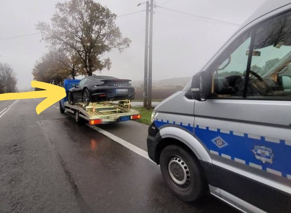 Starą lawetą wiózł Porsche za ponad milion złotych. Policjanci od razu nabrali podejrzeń