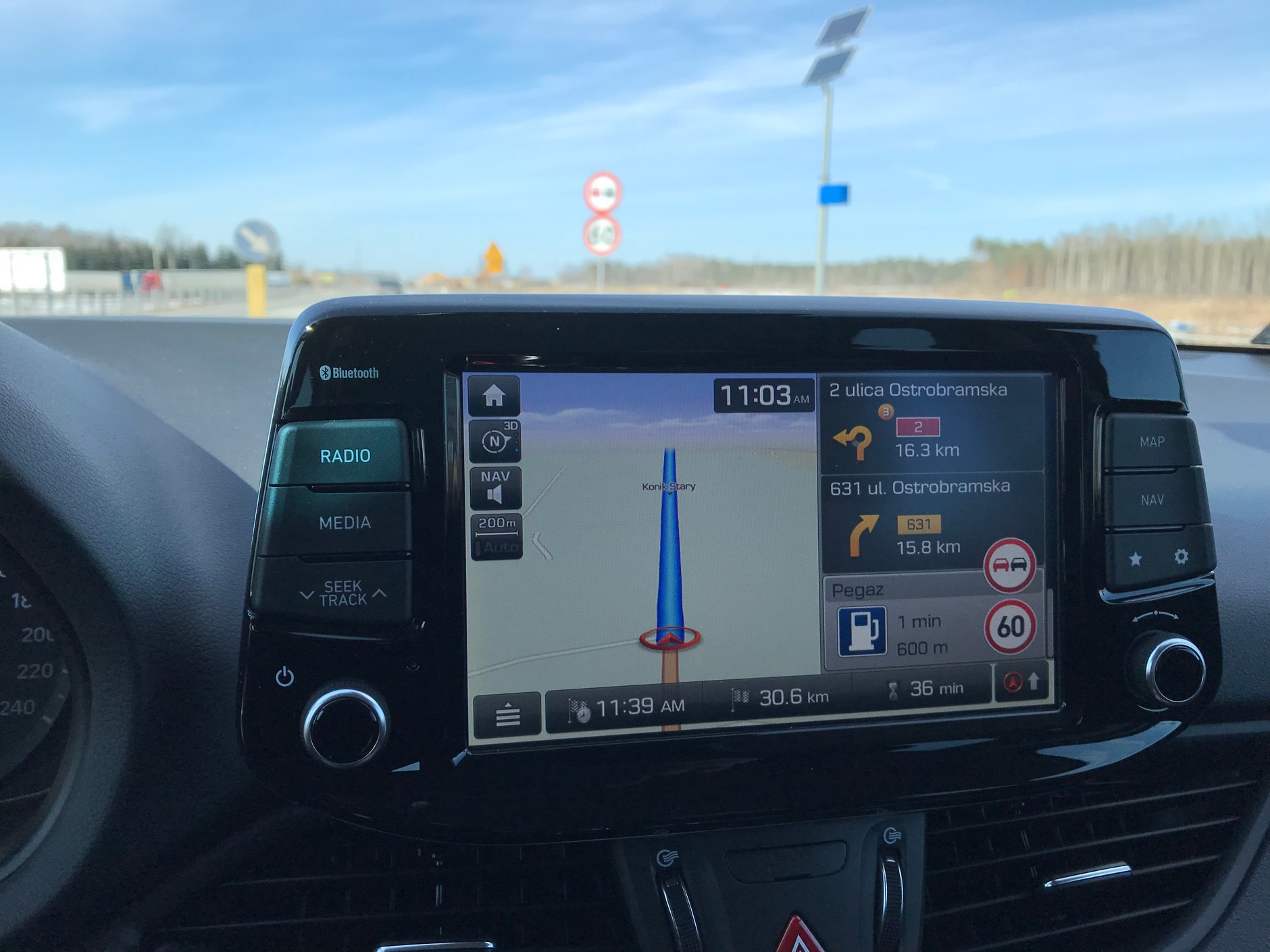 Hyundai I30 1.6 CRDI - system informacji o znakach drogowych bazuje na kamerze