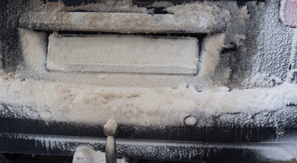 Nieczytelna tablica rejestracyjna samochodu