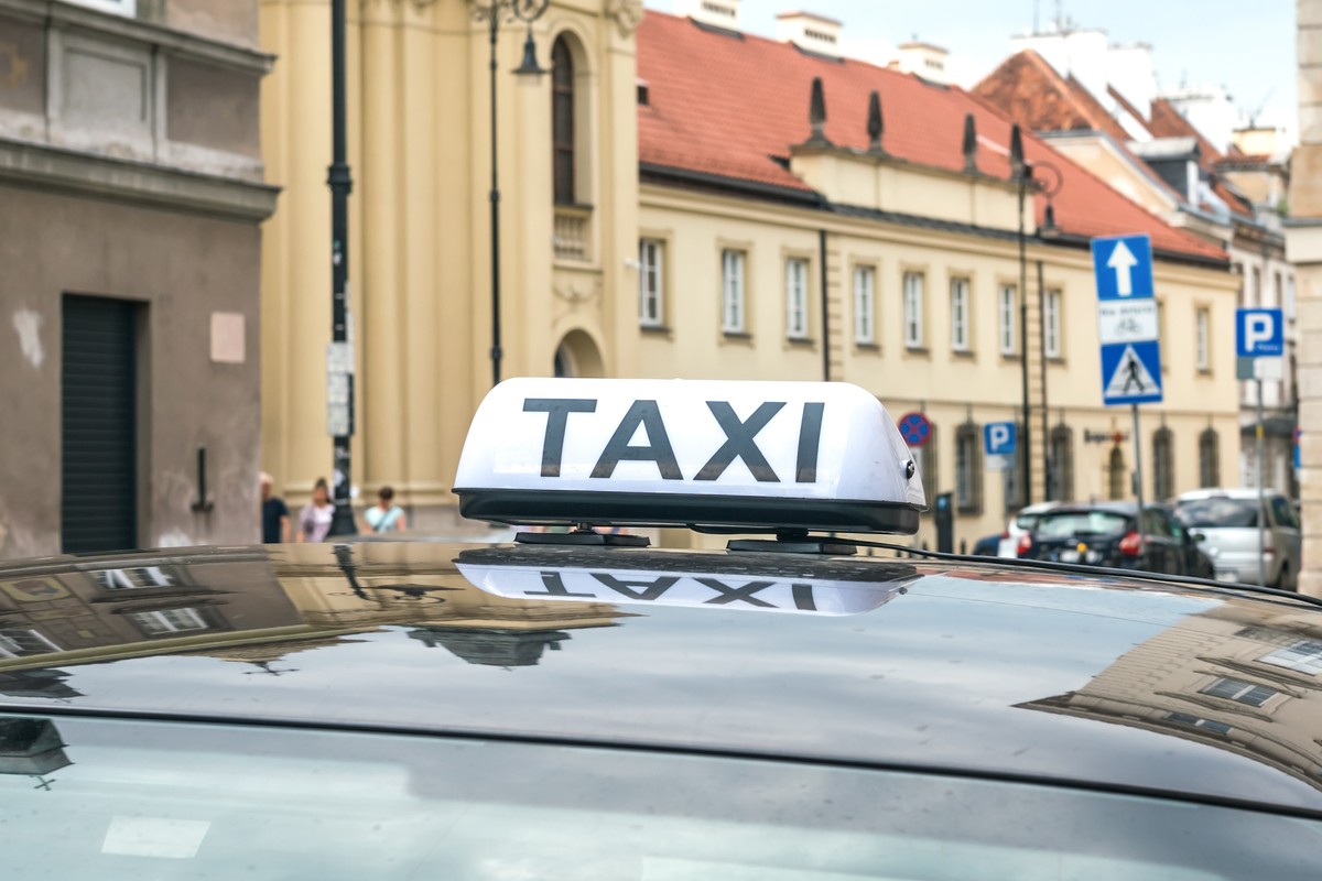 Taksówki blokują parkingi w miastach. Mieszkańcy tracą miejsca postojowe