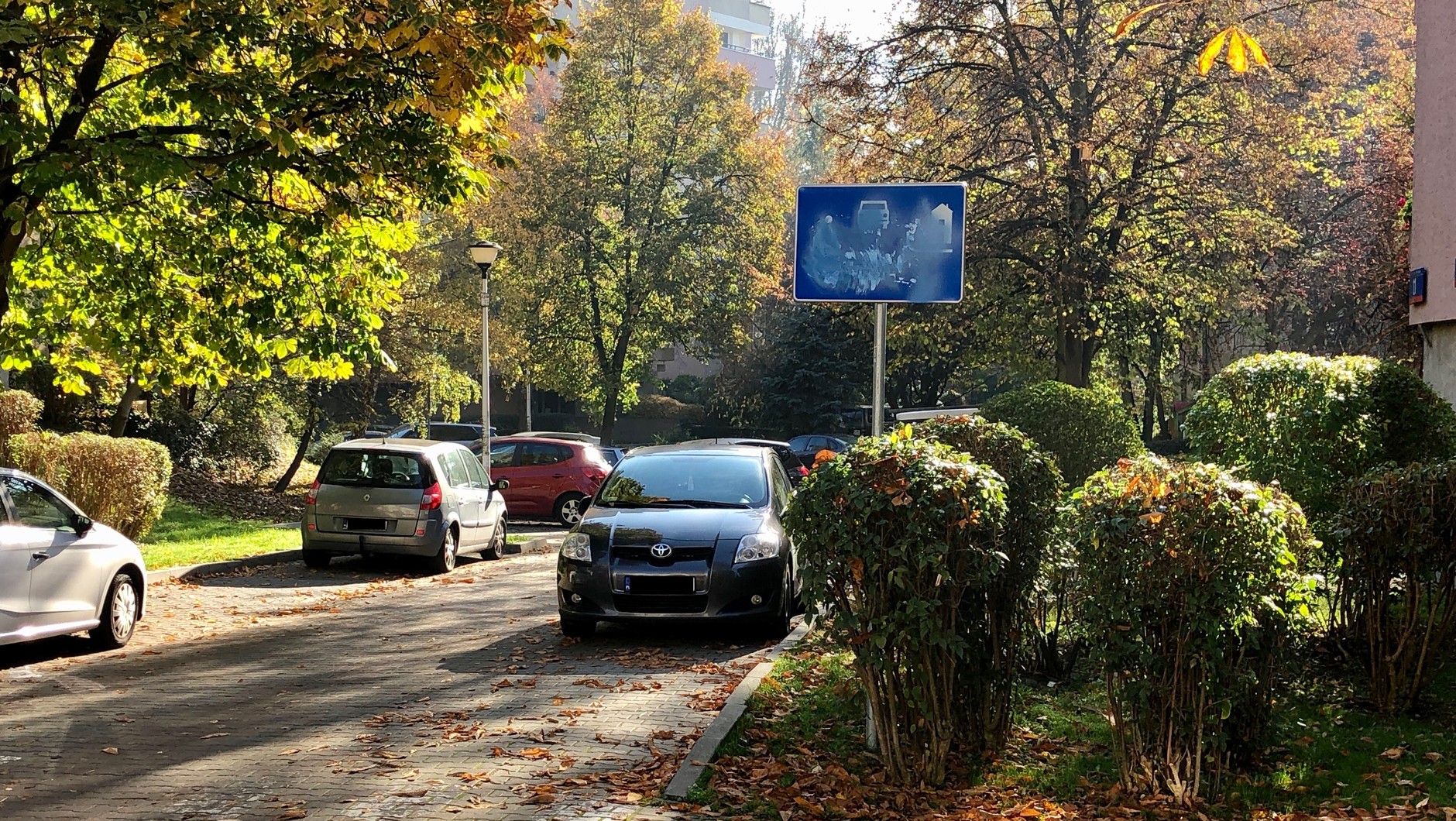 Czasami mieszkańcy sami sobie "radzą" z ograniczeniami w parkowaniu wynikającymi ze strefy zamieszkania (zniszczony znak)