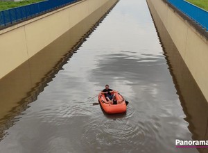 Nietypowy widok na obwodnicy Kutna. Pływali po niej pontonem [Nagranie]