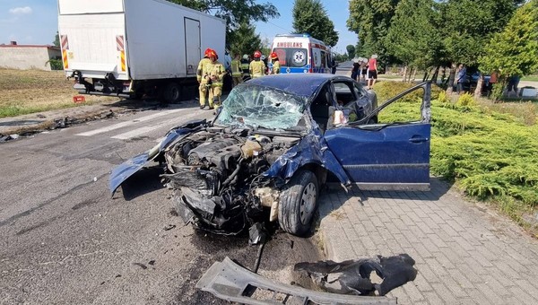 Zderzenie ciężarówki z osobówką w Złotkowie. Wyglądało naprawdę groźnie