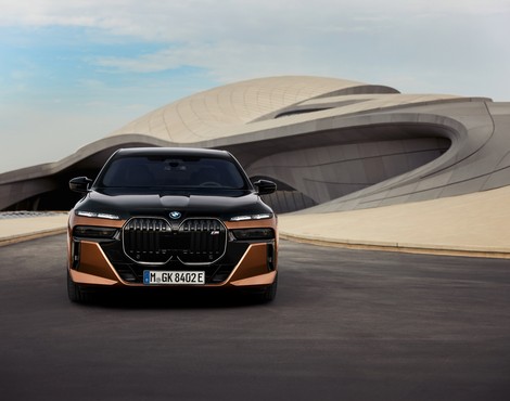 BMW i7 M70