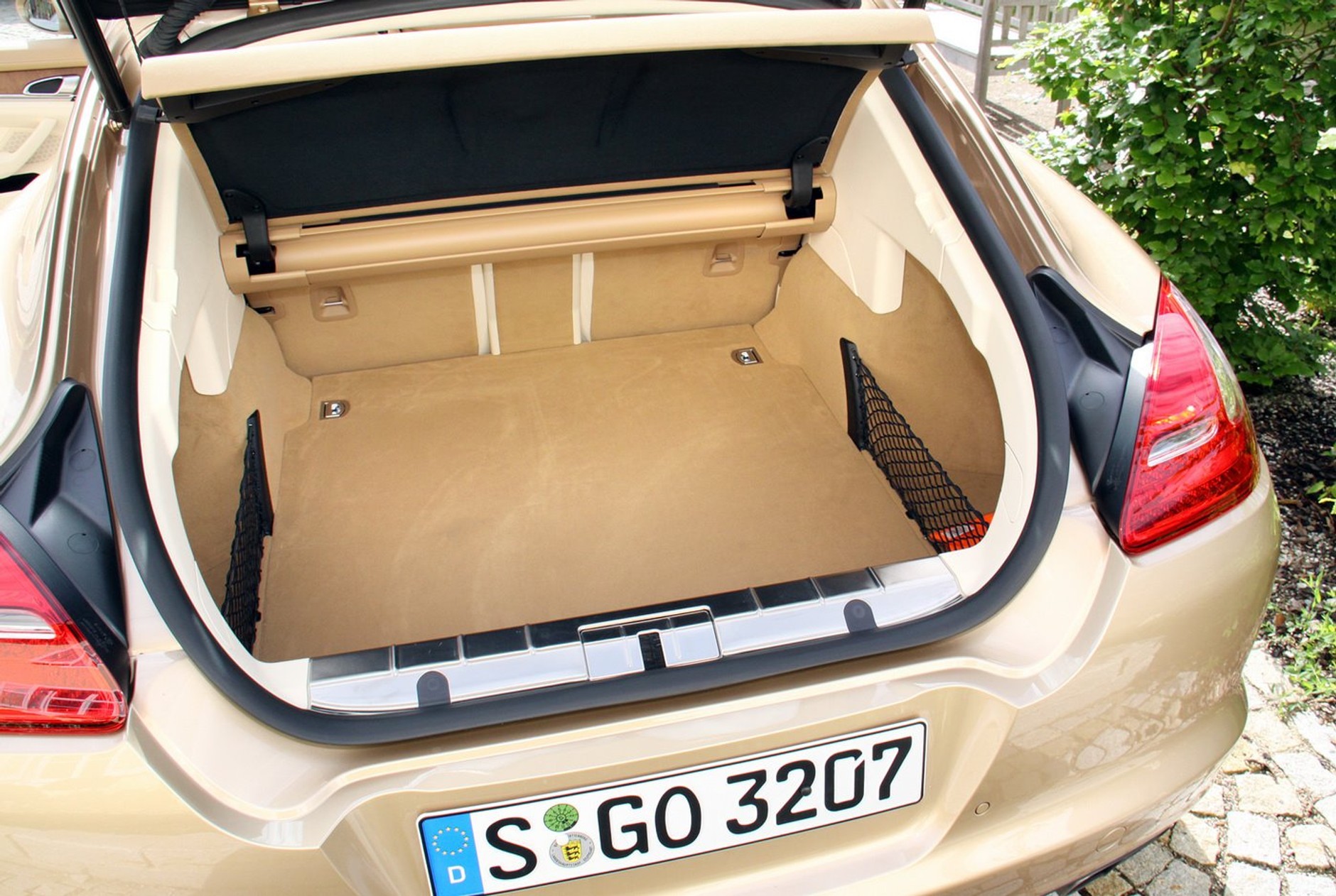 Porsche Panamera Turbo - Najszybszy sedan na torze Nurburgring (Wideo)