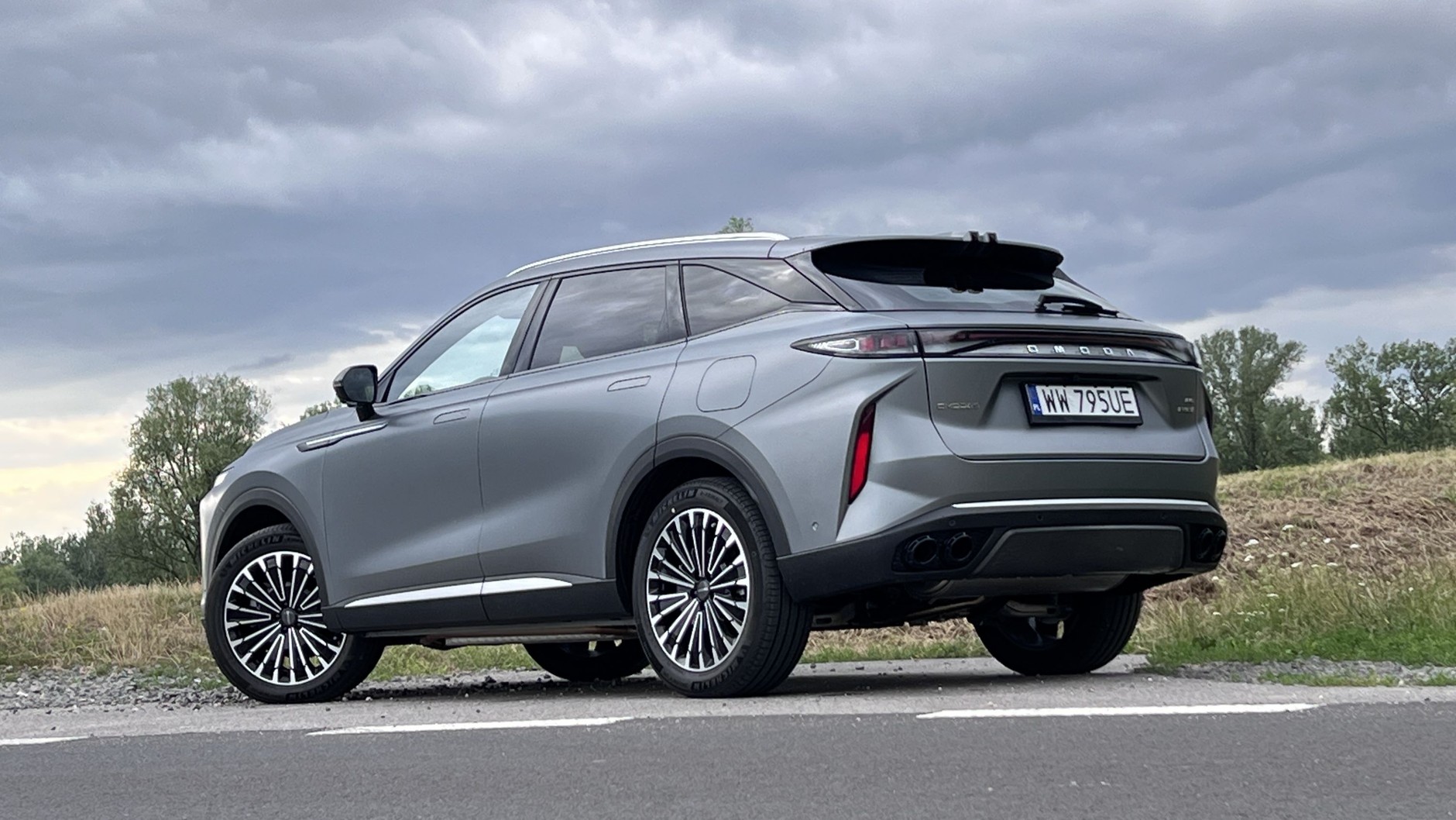 Omoda 9 Super Hybrid to coraz częstszy widok na polskich drogach. Kilka lat temu nikt nie przypuszczał, że klienci będą gotowi wydać niemal 220 tys. złotych na hybrydę marki, o której jeszcze niedawno nikt nie słyszał. 