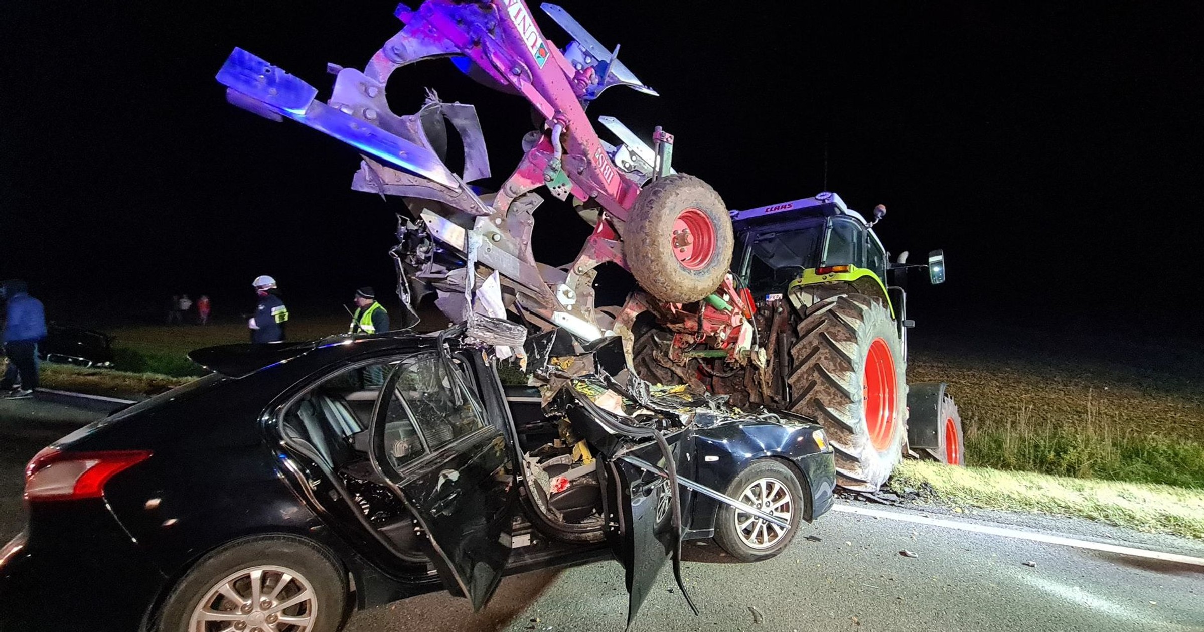 Groźny wypadek na DK15 z udziałem dwóch aut i traktora