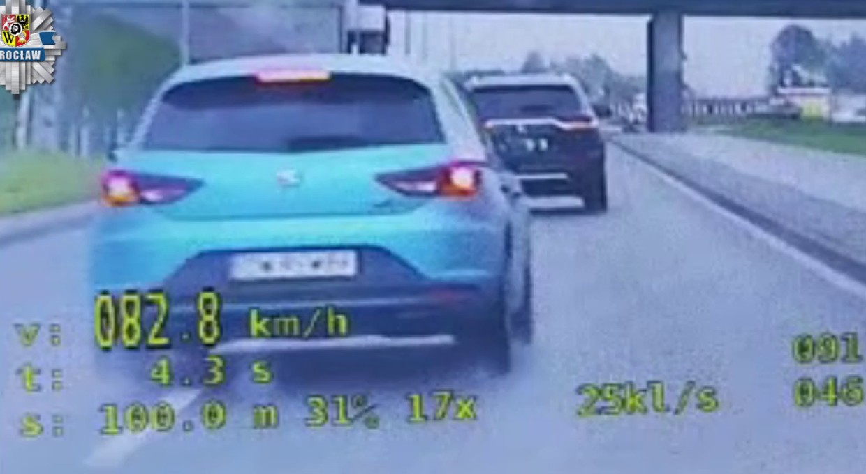 Nie wiedział, że wyprzedza policjantów. Ominął wysepkę pod prąd