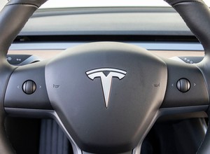 Tesla prowadzona przez Autopilota, a kierowca siedzi na fotelu pasażera! [nagranie]