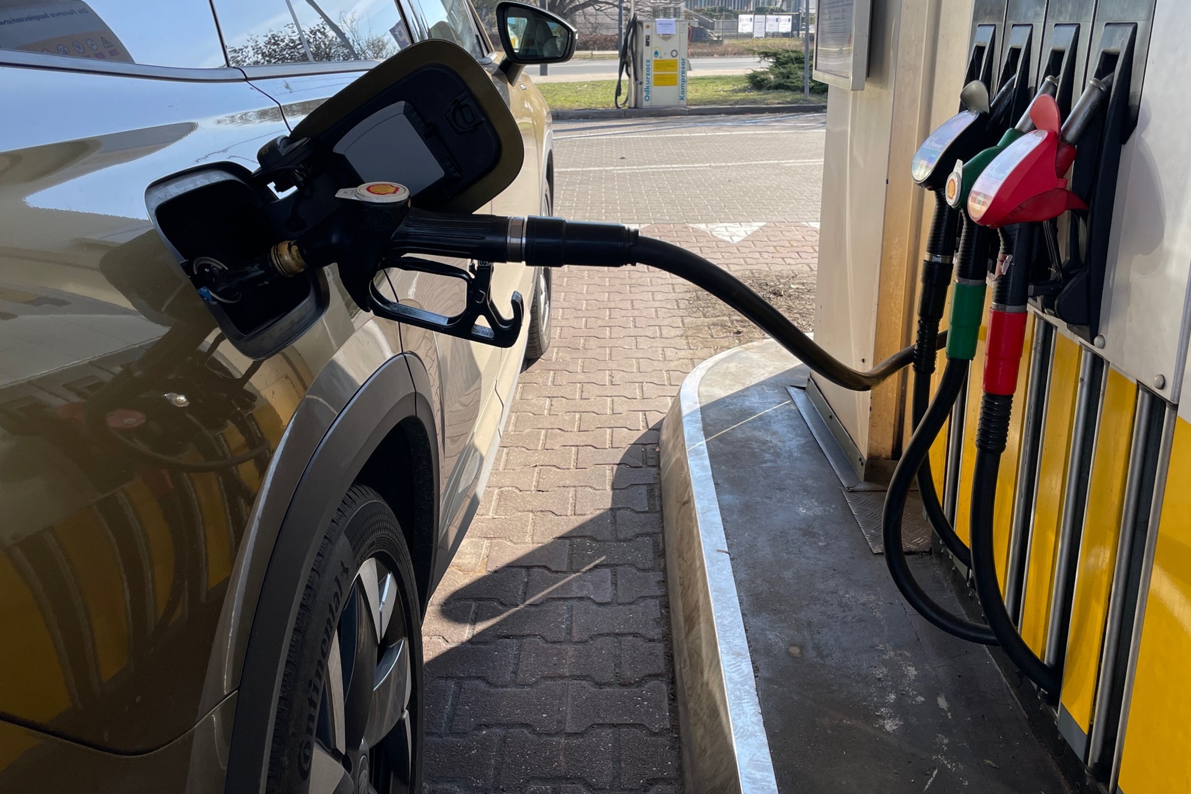 Niższe podatki na paliwa zostają z nami na dłużej. Co z cenami na majówkę?