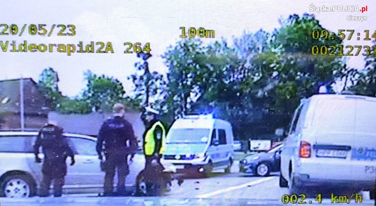 Ścigali go policjanci. W końcu sam wypadł z drogi [WIDEO]