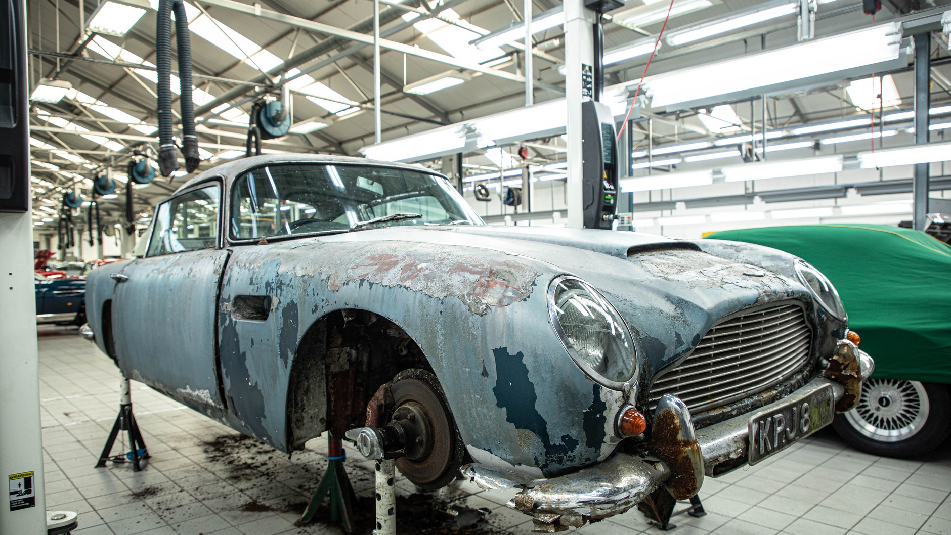 Aston Martin DB5 Vantage z 1965 r. wyremontowany po 45-letnim postoju na dworze