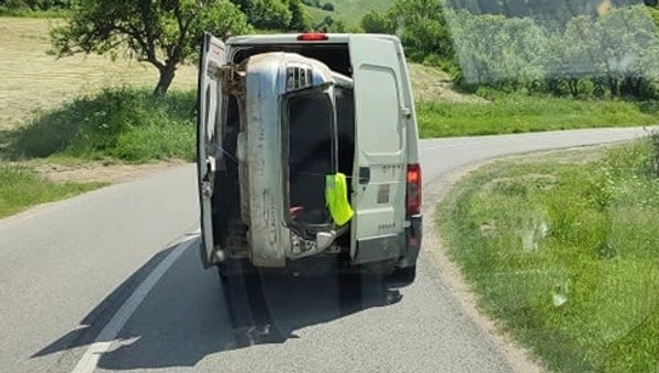 Kierowca busa przewożący Audi wykazał się wielką kreatywnością... i nieodpowiedzialnością