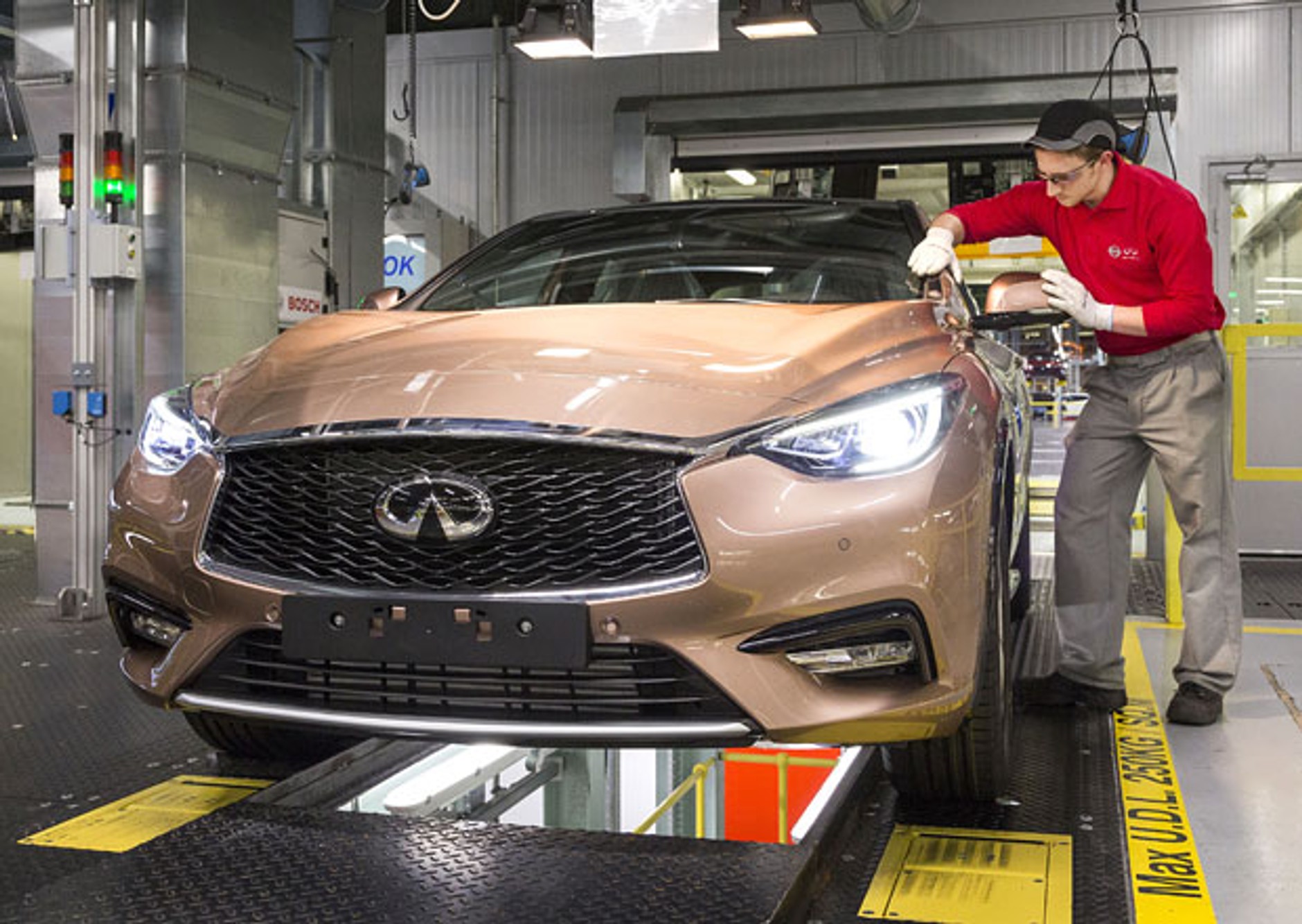Infiniti Q30: rozpoczęto produkcję seryjną