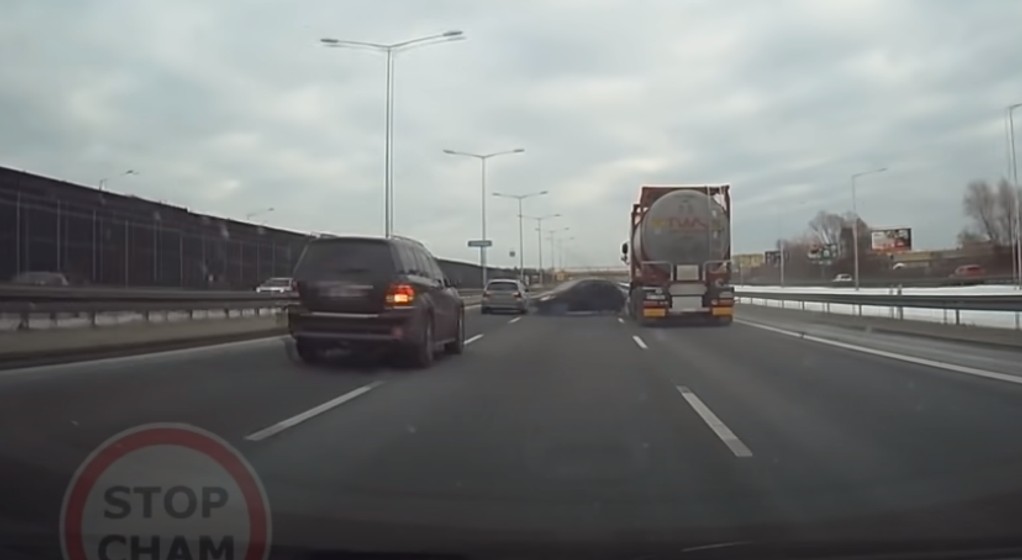 Kierowca ciężarówki – widzi mniej. Kolizja na S8 (wideo)