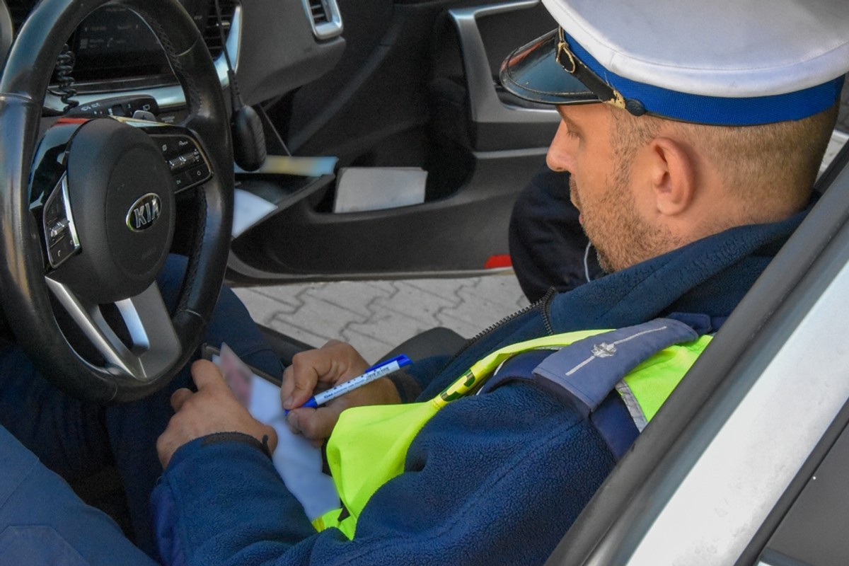 Zjeżdżał z ronda z włączonym migaczem. Nie dość, iż wjechało w niego inne auto, to jeszcze policjant dorzucił mandat