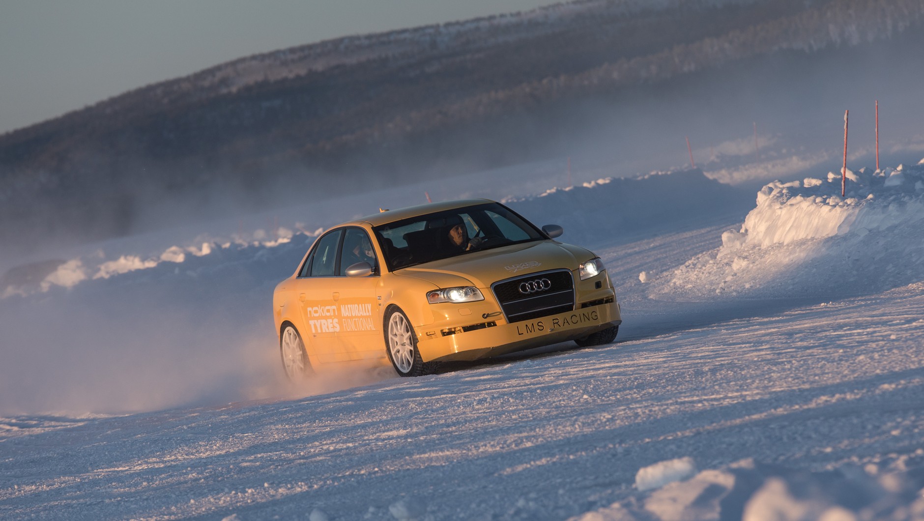 Audi RS4 z manualną skrzynią, napędem quattro i oczywiście kolcowanymi „zimówkami” – zabawa gwarantowana