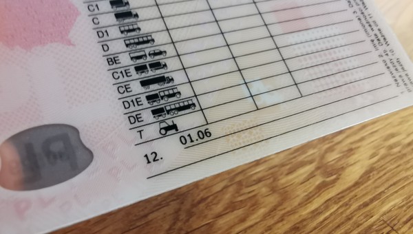 O tym powinni pamiętać kierowcy z wadą wzroku