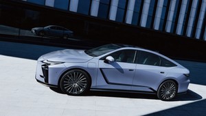 Nowy Lexus ES oficjalnie. Będzie elektrykiem. Ale nie tylko, bo wersja 300h zostaje