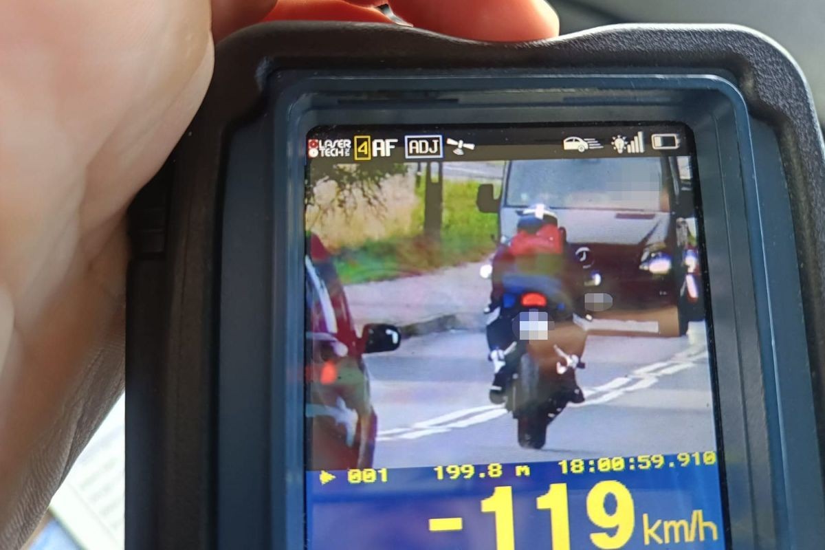 Motocyklista minął policjantów i odkręcił manetkę