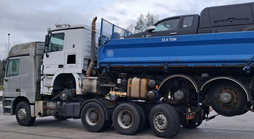 Ciężarówka z pickupem na ciężarówce — kontrola lubuskiej ITD