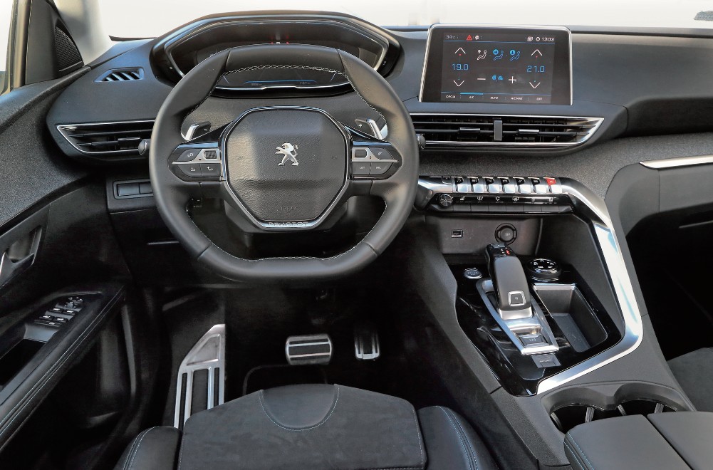 Oryginalna deska rozdzielcza z malutką kierownicą i designerskimi wstawkami. Bardzo przeciętne multimedia