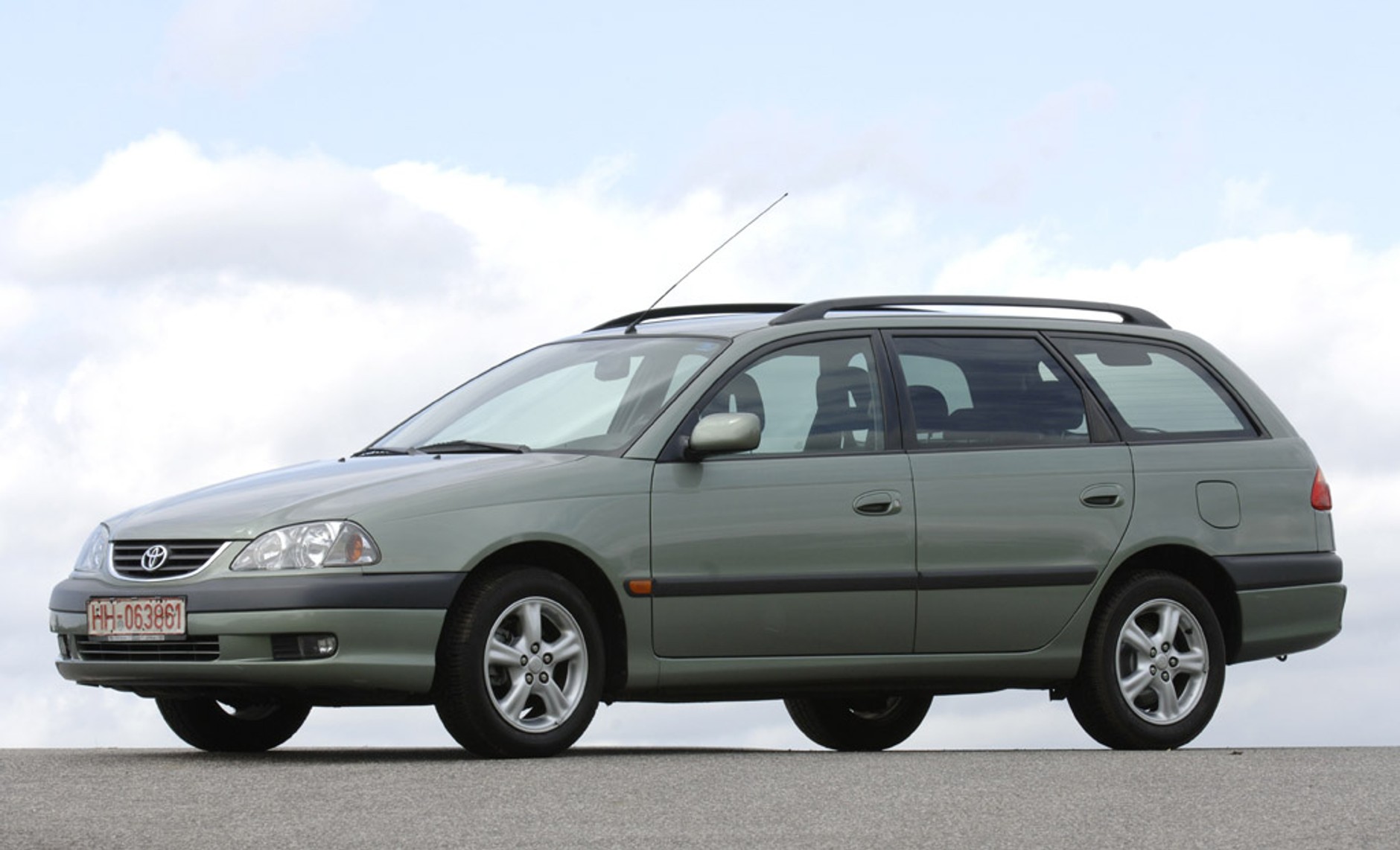 Mercedes klasy C, Nissan Primera, Toyota Avensis i VW Passat: cztery sposoby na tanie kombi