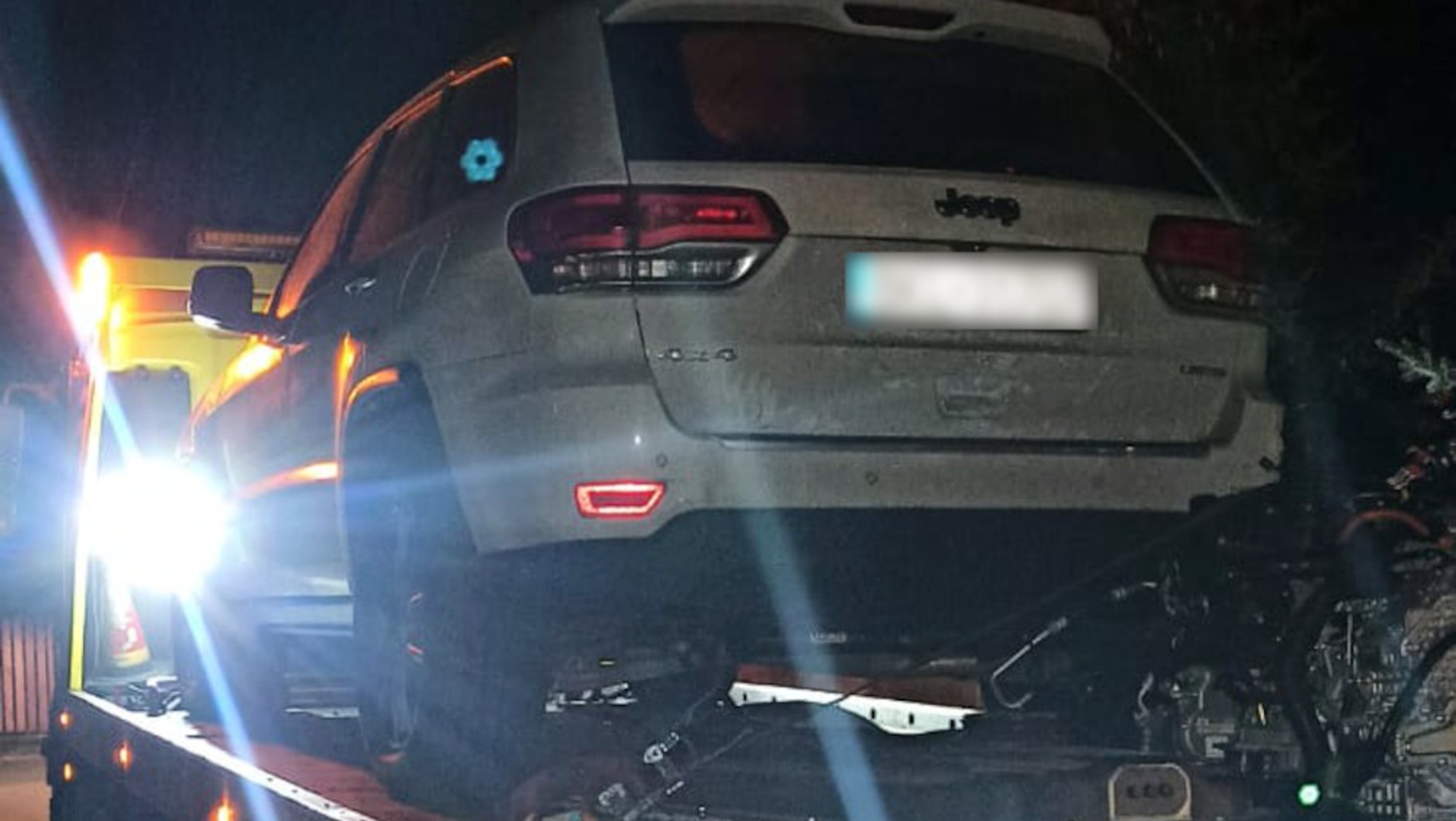 Biały Jeep Grand Cherokee nie został jeszcze rozebrany